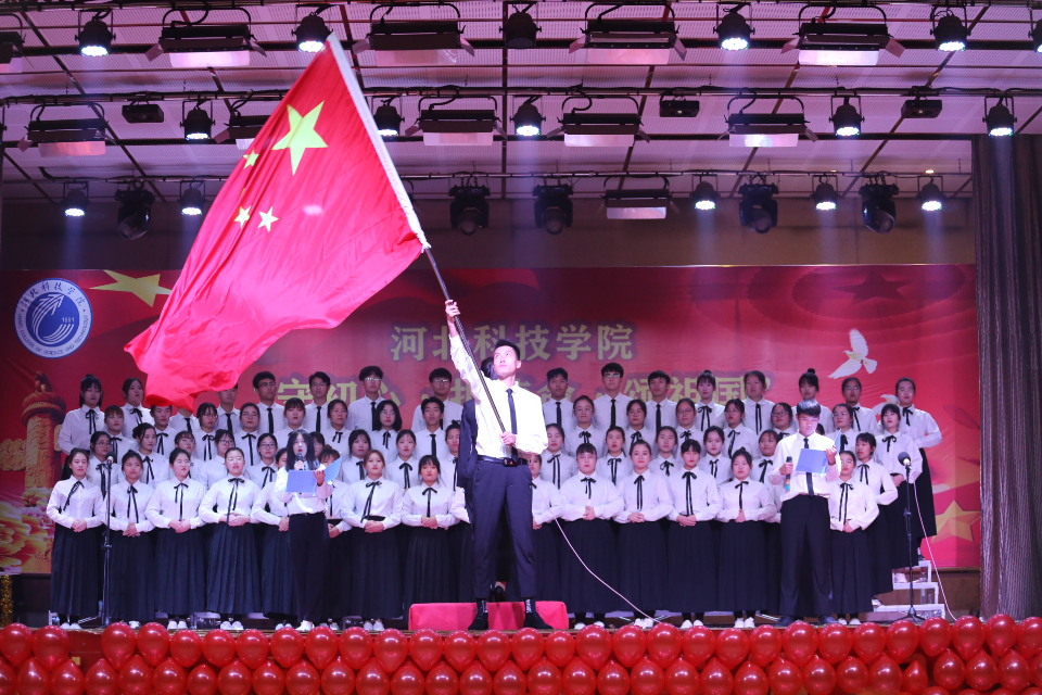 我校隆重举办“守初心•担使命•颂祖国”庆祝新中国成立七十周年暨纪念“一二九”爱国运动合唱比赛