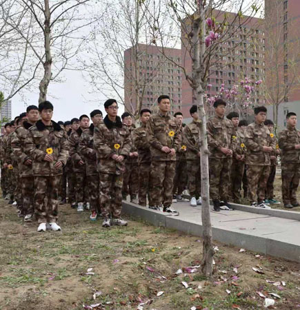 用真情传递中国好人道德的力量 ——我校部分师生清明祭扫华宝山塑像